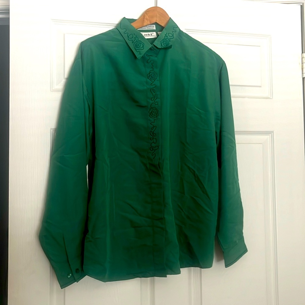 Cotton and poly blend button down in emerald green
